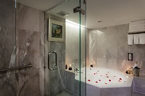 Ramada Plaza by Wyndham Bangkok Menam Riverside