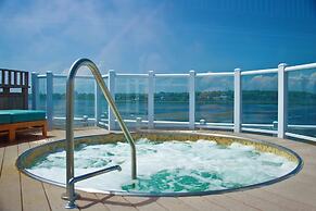 Newport Beach Hotel & Suites