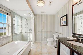 Newport Beach Hotel & Suites