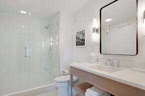 Newport Beach Hotel & Suites