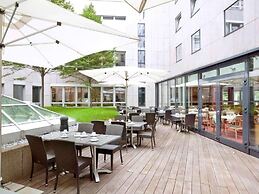 voco Dusseldorf Seestern by IHG