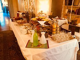 J And J Historic House Hotel