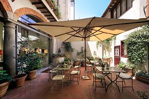 J And J Historic House Hotel