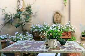 J And J Historic House Hotel