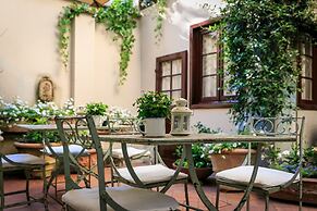 J And J Historic House Hotel