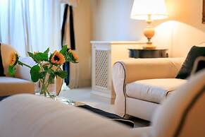 J And J Historic House Hotel