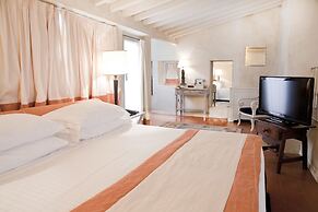 J And J Historic House Hotel