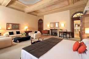 J And J Historic House Hotel