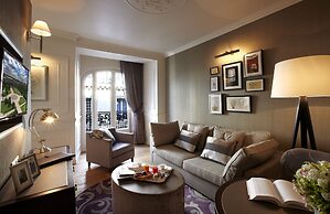 La Clef Louvre Paris by The Crest Collection