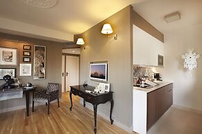 La Clef Louvre Paris by The Crest Collection