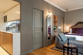 La Clef Louvre Paris by The Crest Collection