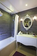 La Clef Louvre Paris by The Crest Collection