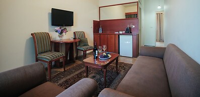 Holiday Suites Hotel And Beach