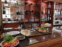 Holiday Suites Hotel And Beach