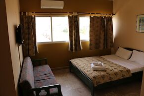 Holiday Suites Hotel And Beach