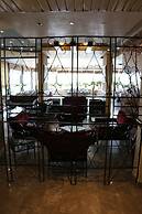 Holiday Suites Hotel And Beach