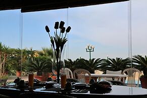 Holiday Suites Hotel And Beach