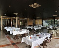 Holiday Suites Hotel And Beach