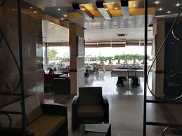 Holiday Suites Hotel And Beach