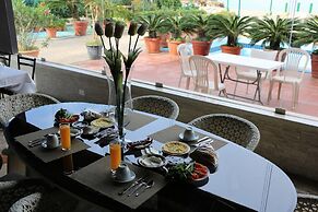 Holiday Suites Hotel And Beach