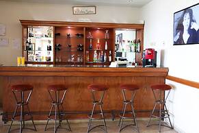 Holiday Suites Hotel And Beach