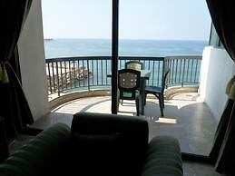 Holiday Suites Hotel And Beach