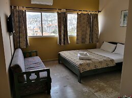 Holiday Suites Hotel And Beach