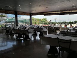 Holiday Suites Hotel And Beach