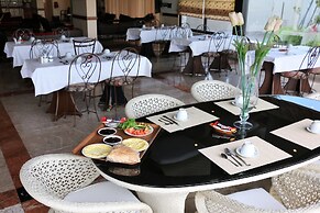 Holiday Suites Hotel And Beach