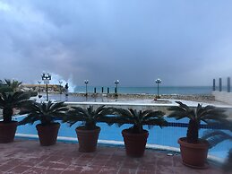 Holiday Suites Hotel And Beach