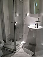 Holiday Suites Hotel And Beach