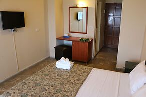 Holiday Suites Hotel And Beach