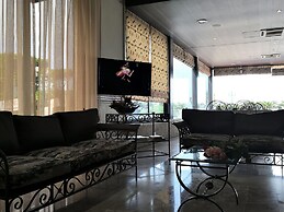 Holiday Suites Hotel And Beach