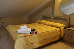 Holiday Suites Hotel And Beach