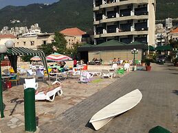 Holiday Suites Hotel And Beach