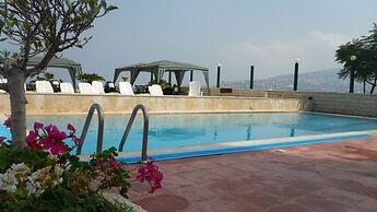 Holiday Suites Hotel And Beach