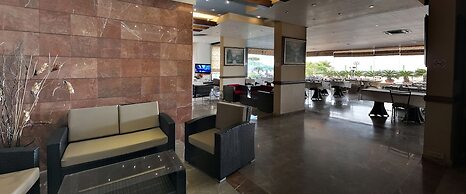 Holiday Suites Hotel And Beach