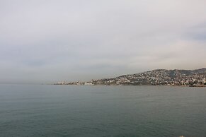 Holiday Suites Hotel And Beach