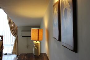 Holiday Suites Hotel And Beach