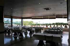 Holiday Suites Hotel And Beach