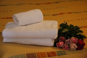 Holiday Suites Hotel And Beach