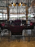 Holiday Suites Hotel And Beach