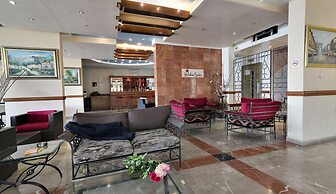 Holiday Suites Hotel And Beach