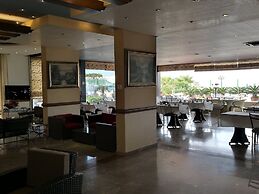 Holiday Suites Hotel And Beach