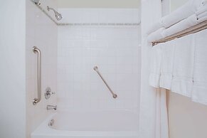 Ramada by Wyndham Red Deer Hotel and Suites