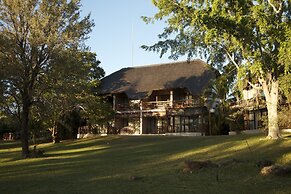 Cresta Mowana Safari Resort & Spa