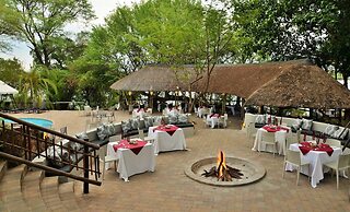 Cresta Mowana Safari Resort & Spa
