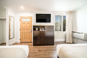 Little Inn By The Bay Newport Beach