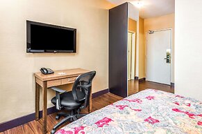 Howard Johnson by Wyndham Toronto Downtown West