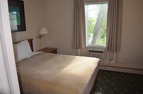 Travelodge by Wyndham Niagara Falls at the Falls